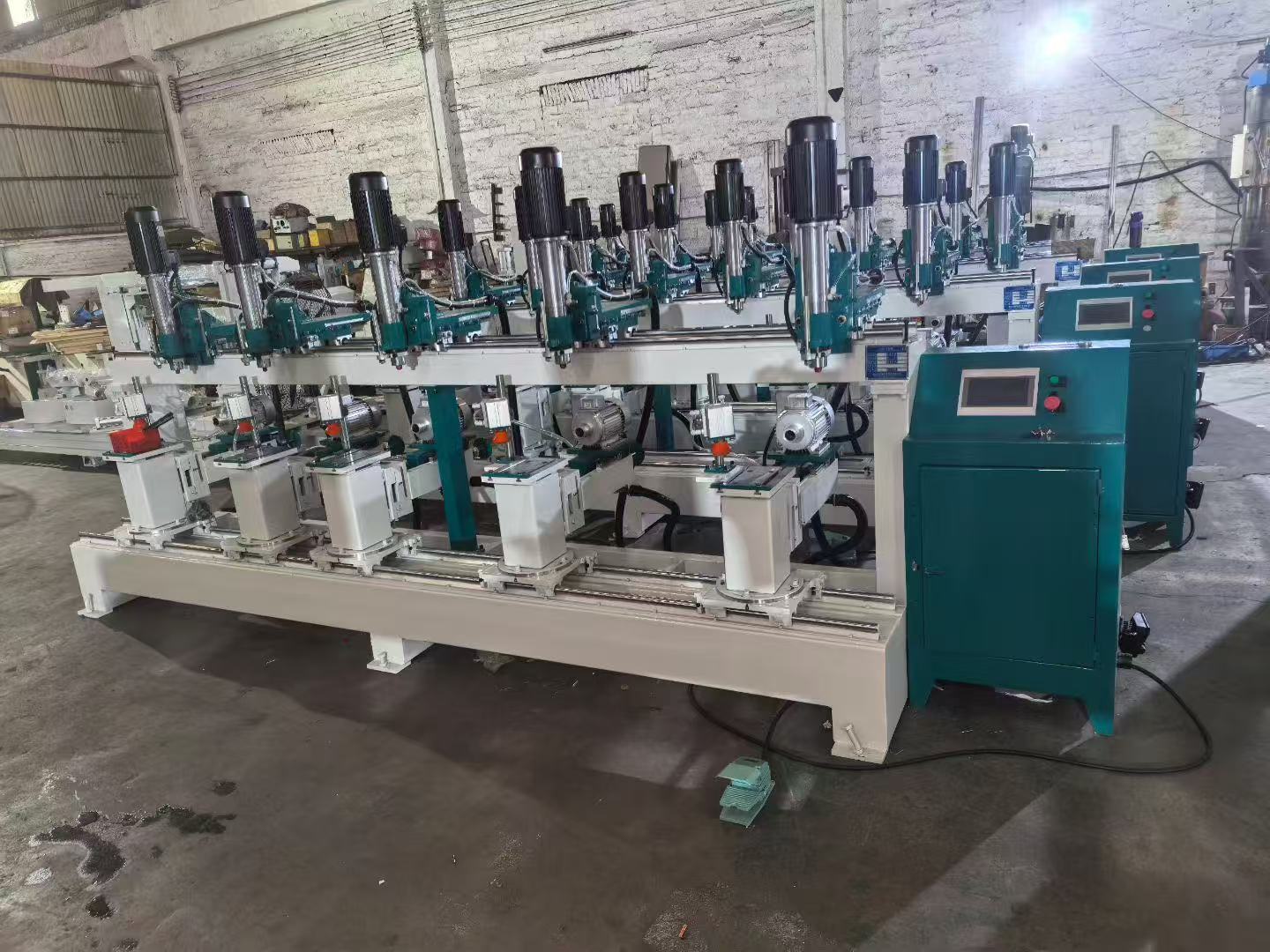 鉆孔機(jī)：正鉆，反鉆，橫貼，豎鉆，斜鉆，側(cè)鉆，手動(dòng)，半自動(dòng)，全自動(dòng)；使用昆侖通態(tài)TPC7032Ei